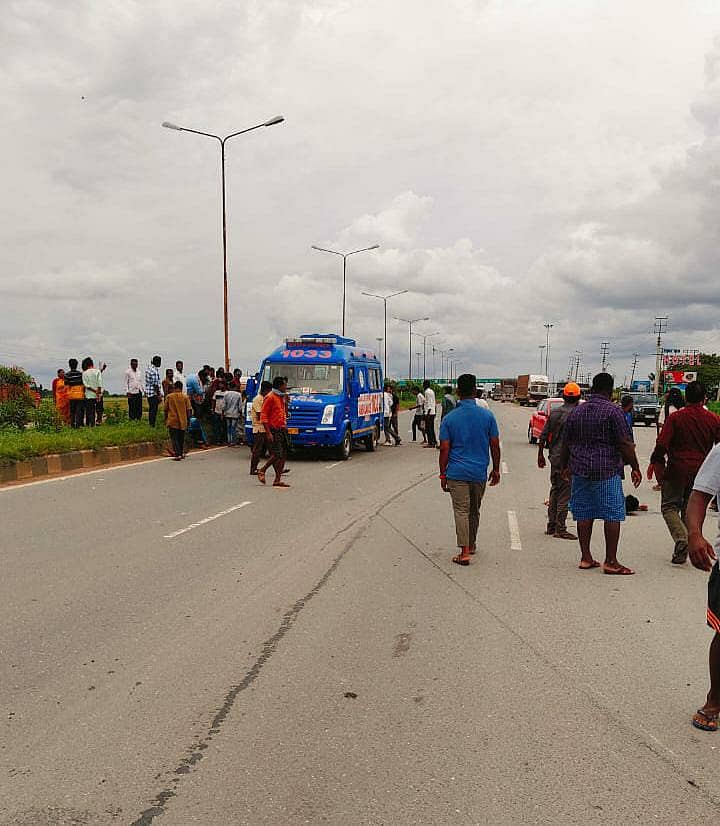 <div class="paragraphs"><p>ಅಂತ್ಯಸಂಸ್ಕಾರ ಮುಗಿಸಿ ಹೊರಟಿದ್ದಾಗ ಅಪಘಾತ</p></div>